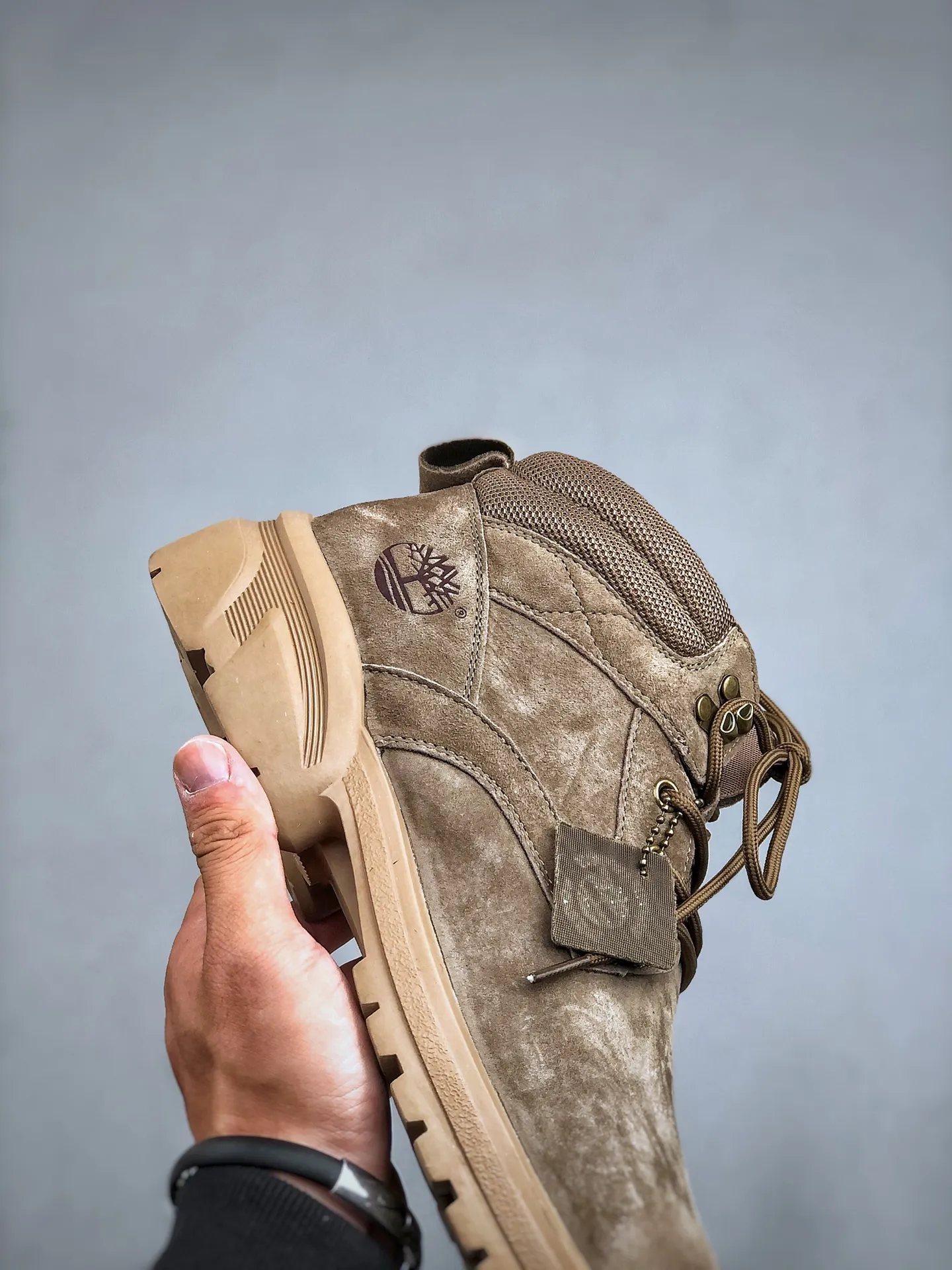 Local self-pickup💰560 supports store release. New goods🚀#Timberland Timberland/Timberland outdoor mid-cut casual rhubarb boots series. Guangdong factory quality. Original box and original packaging. The fabric is made of Italian 🇮🇹 top-grade frosted fine-grained cowhide. It is paired with anti-odor and anti-corrosion genuine leather latex insoles to give you a perfect wearing experience. High-quality and durable. A must-have for sportsmen. Specially designed to treat those who are not handsome. High-quality and first-class foot feel. Size: 38 39 40 41 42 43 44 (leather shoe size)